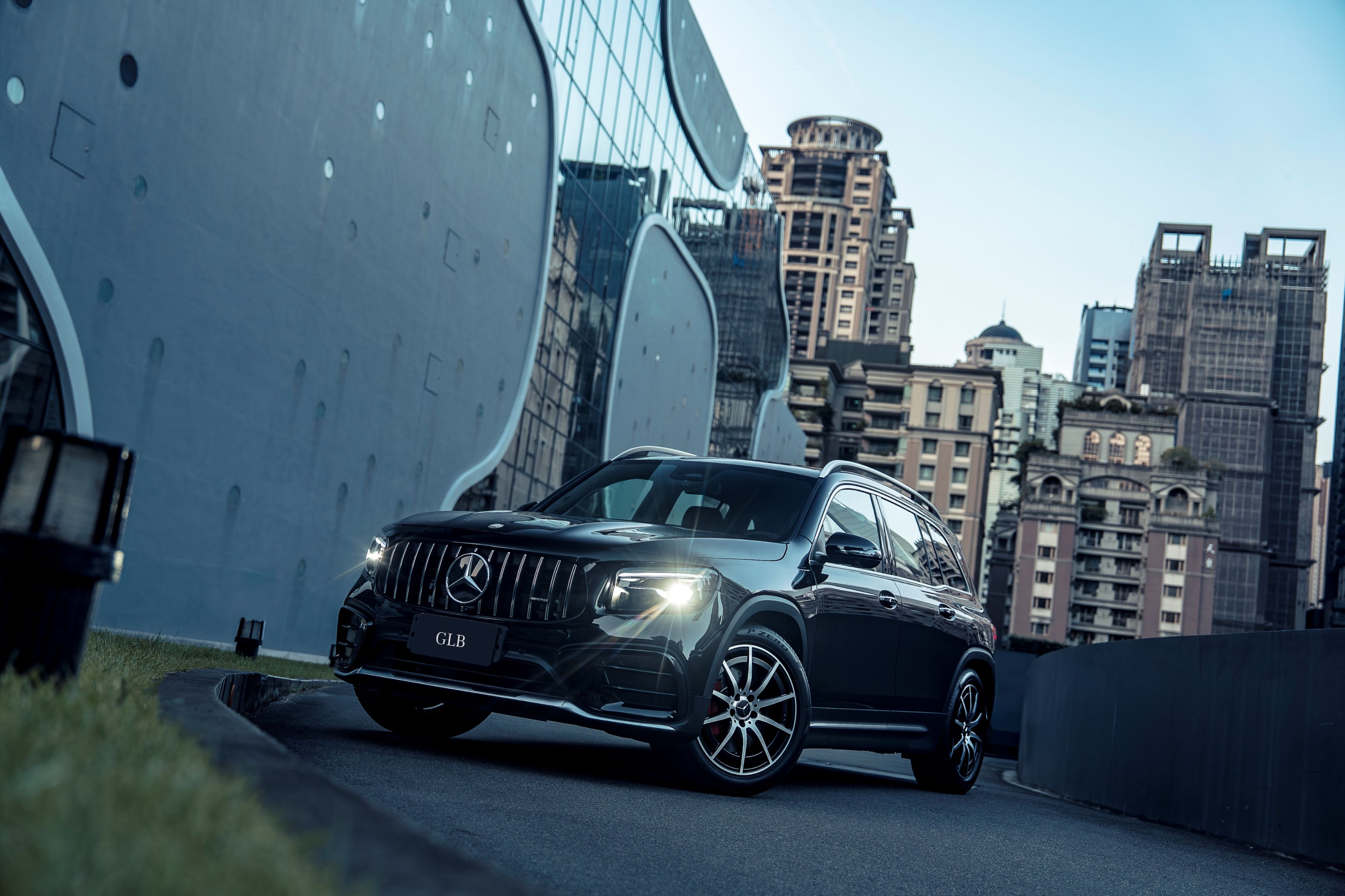 圖1、新年式 GLB 35 4MATIC 新增選配 AMG 夜色運動套件